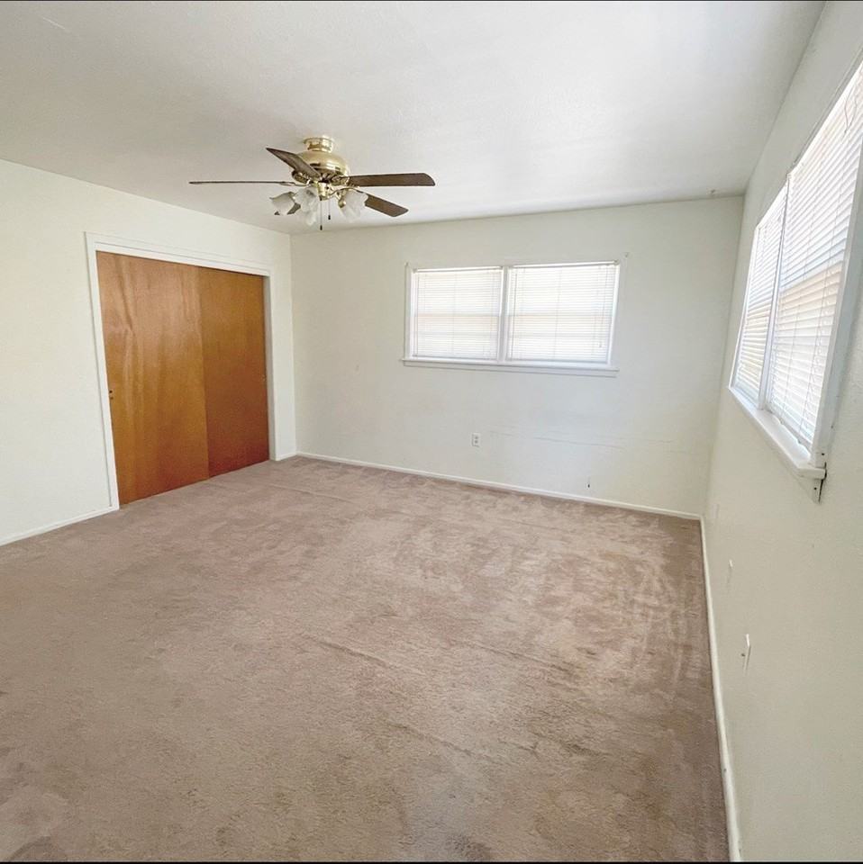1515 E 12th St - Photo 6 of 15