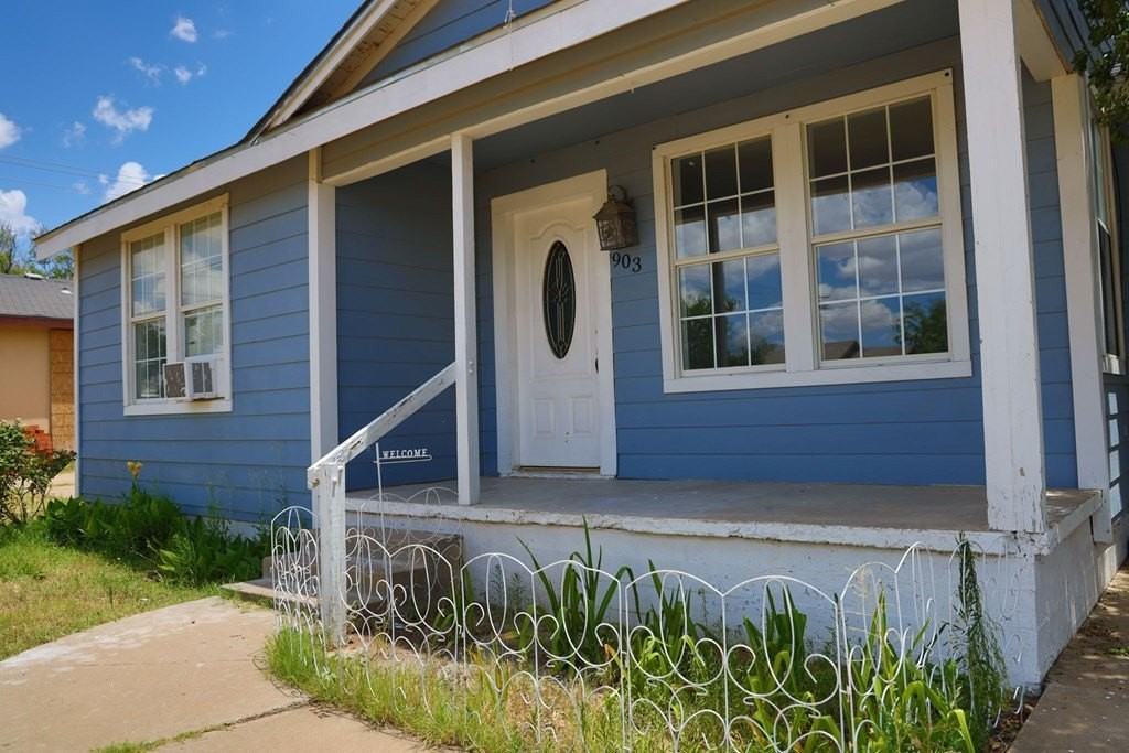 903 W 20th St - Photo 2 of 10