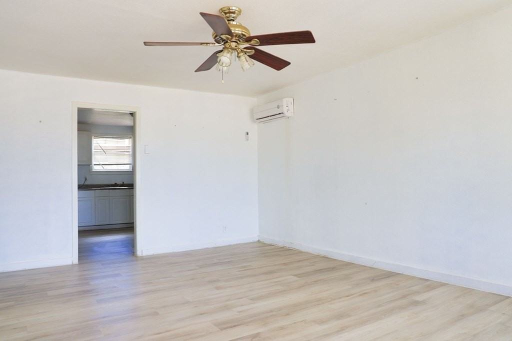 903 W 20th St - Photo 3 of 10