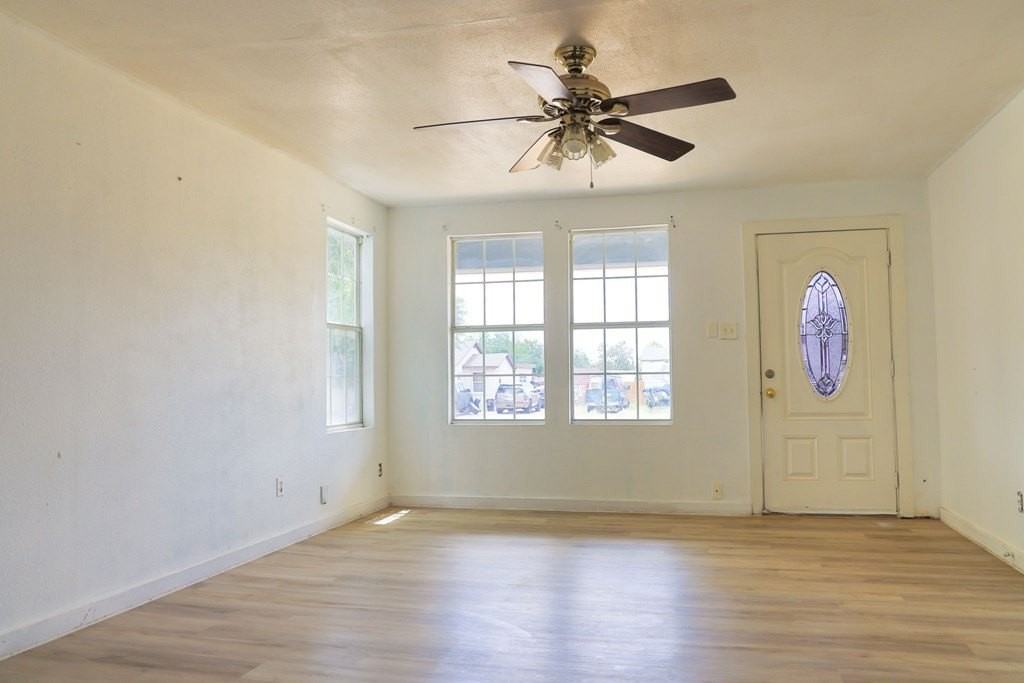 903 W 20th St - Photo 4 of 10