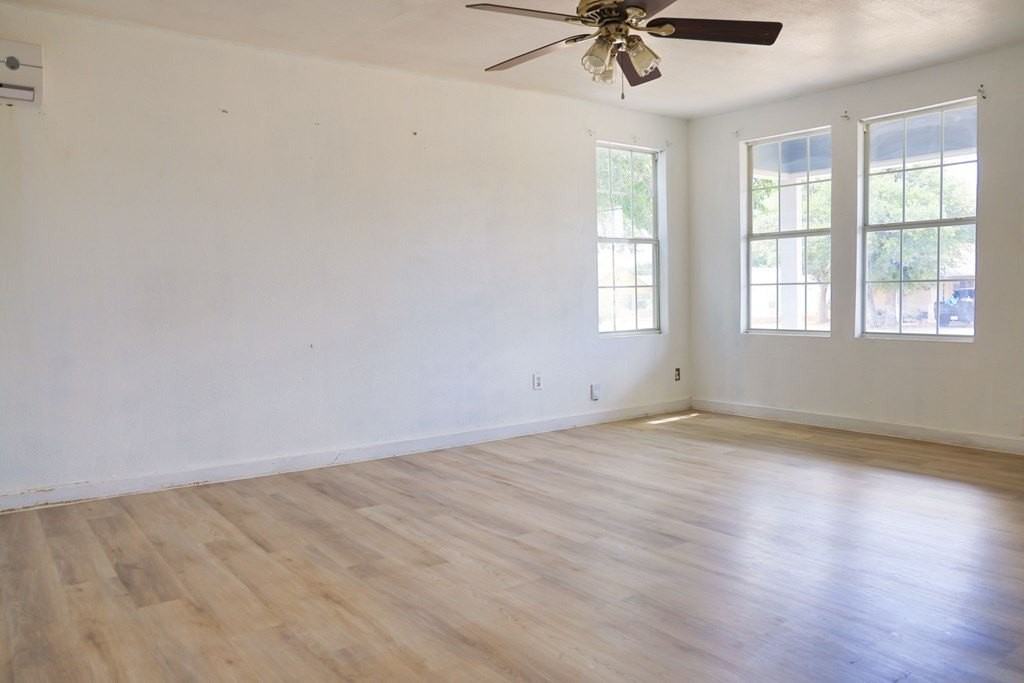 903 W 20th St - Photo 5 of 10
