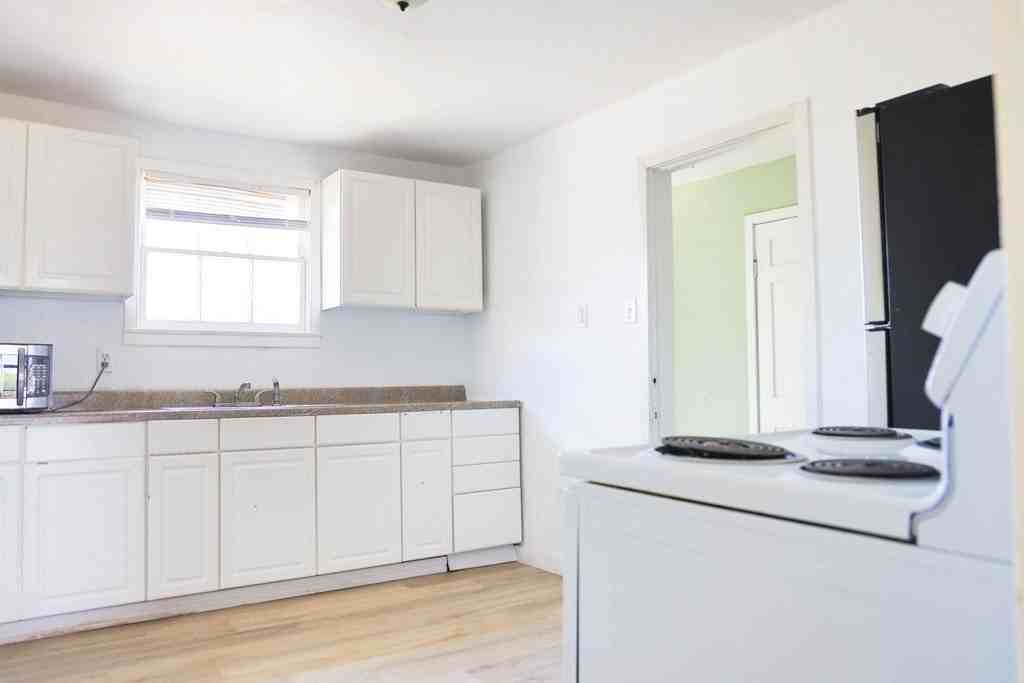 903 W 20th St - Photo 6 of 10