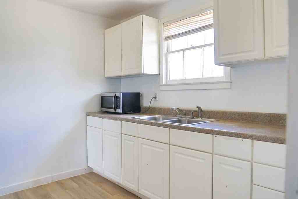 903 W 20th St - Photo 7 of 10