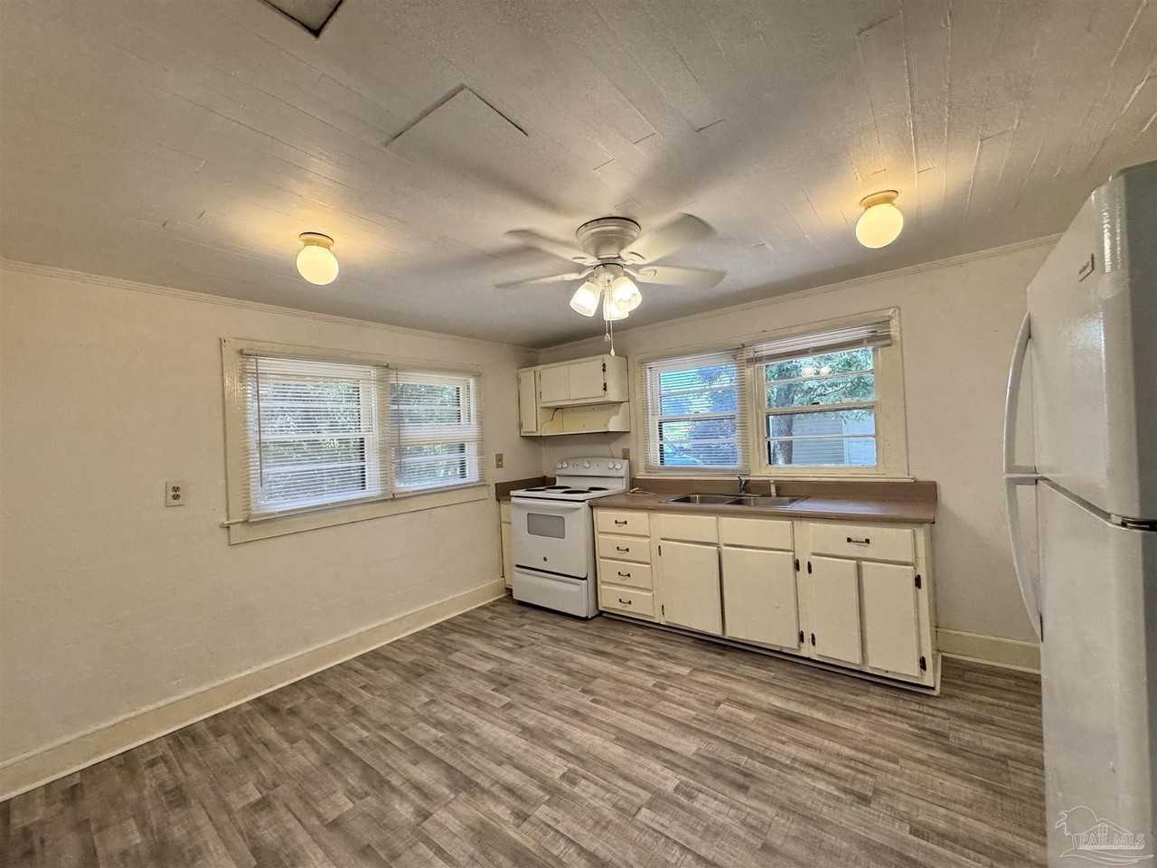 3877 Wilkes St - Photo 3 of 15