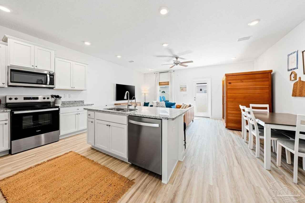 72 Phoenix St - Photo 2 of 35