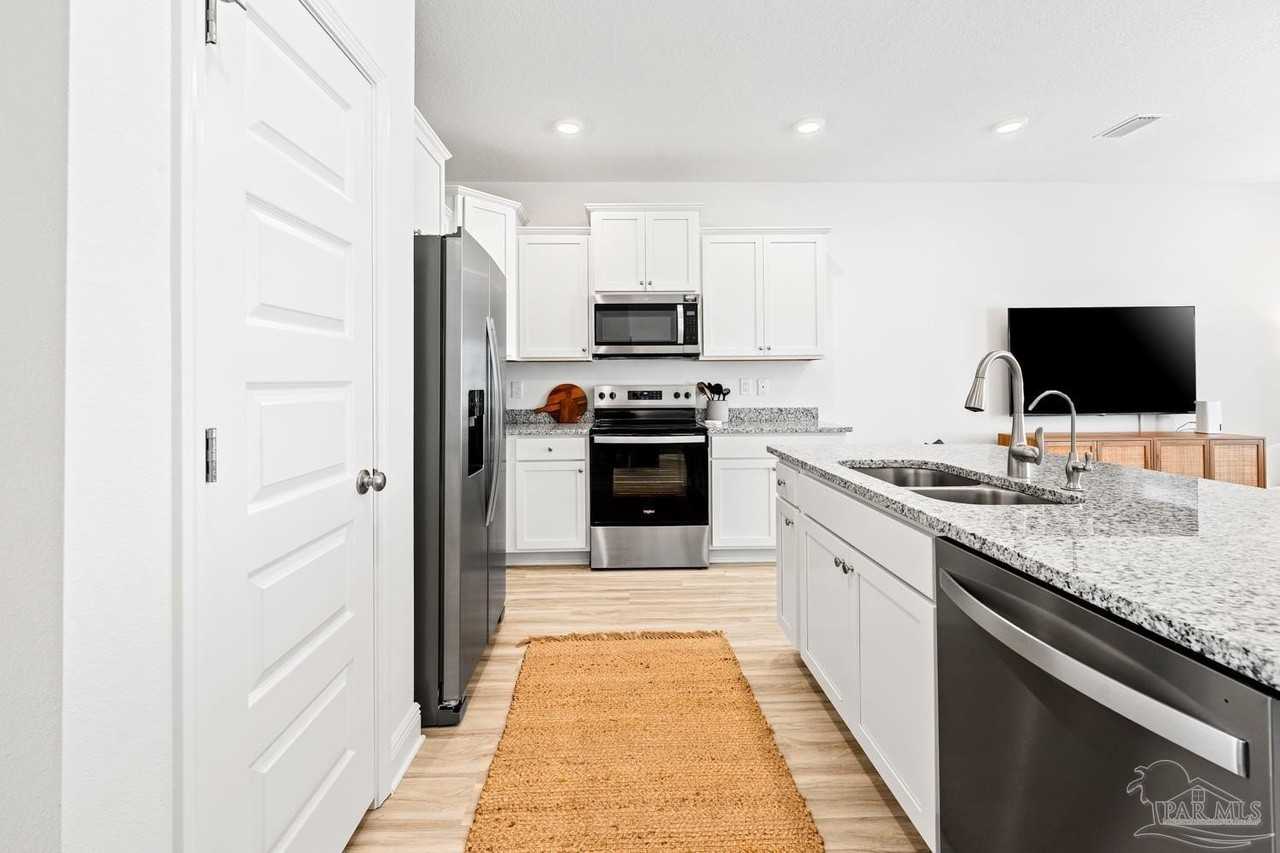 72 Phoenix St - Photo 3 of 35