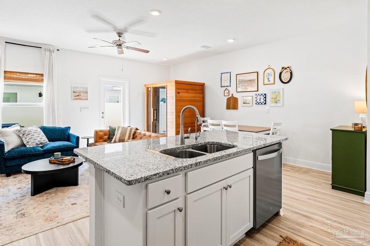 72 Phoenix St - Photo 5 of 35