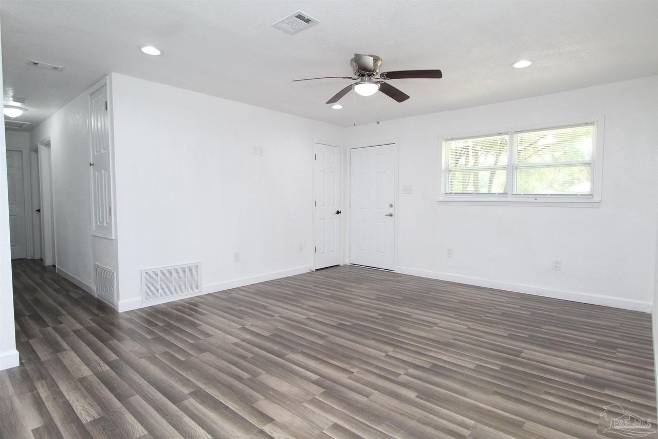6037 Syrcle Ave - Photo 4 of 22