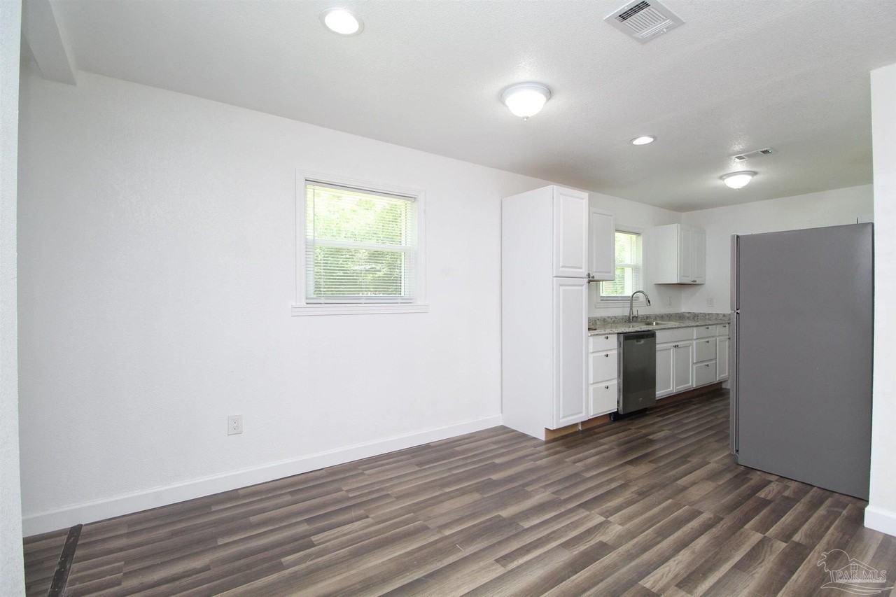6037 Syrcle Ave - Photo 5 of 22