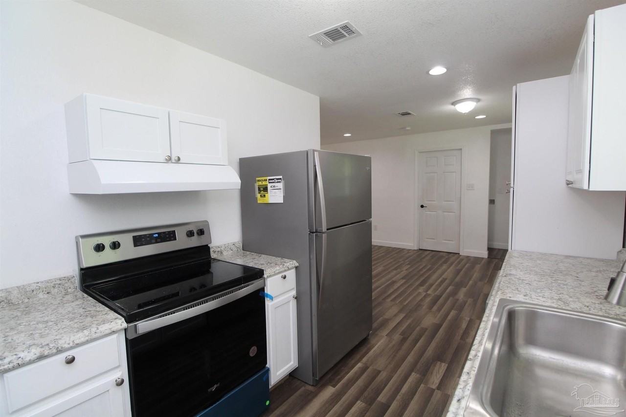 6037 Syrcle Ave - Photo 6 of 22