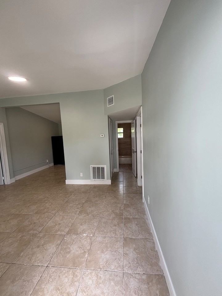 2911 Nw 11th Pl #2 - Photo 2 of 8