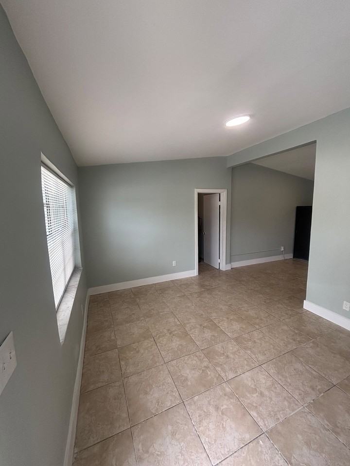 2911 Nw 11th Pl #2 - Photo 3 of 8