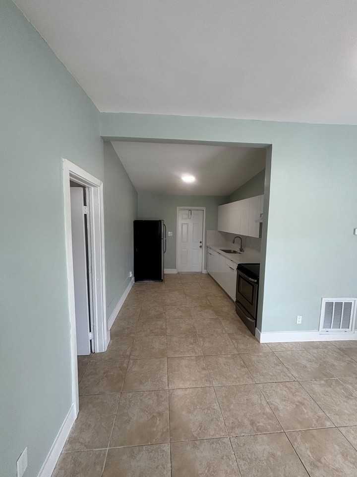 2911 Nw 11th Pl #2 - Photo 4 of 8