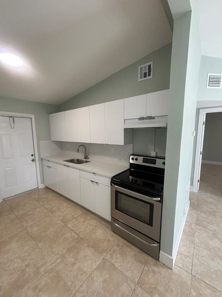 2911 Nw 11th Pl #2 - Photo 5 of 8