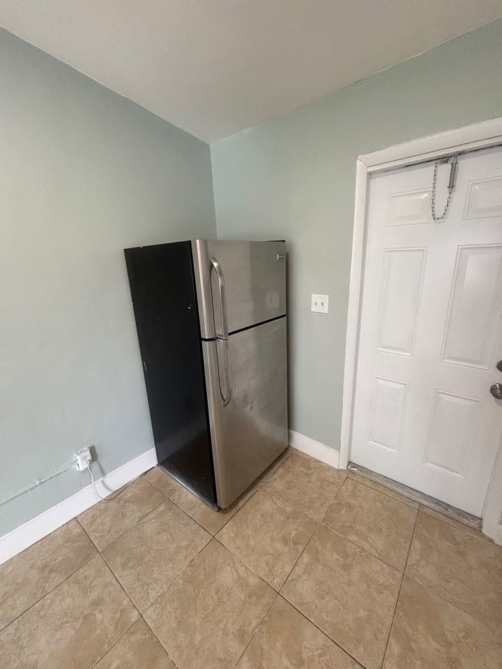 2911 Nw 11th Pl #2 - Photo 6 of 8