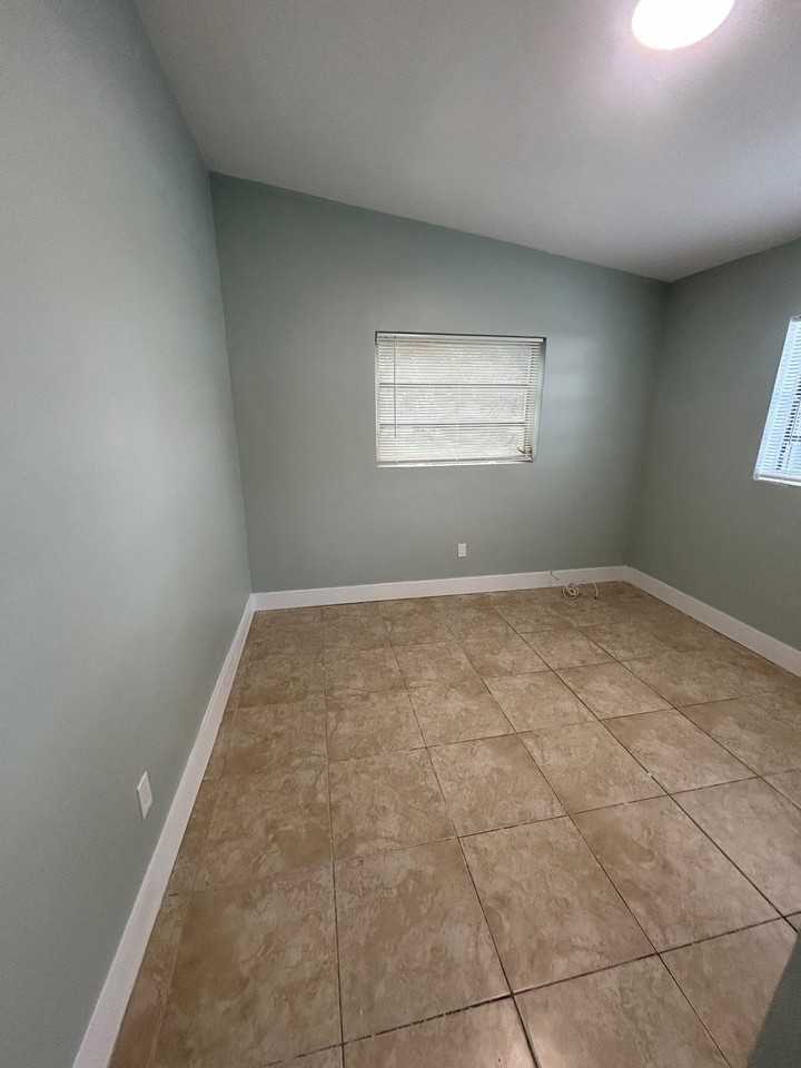 2911 Nw 11th Pl #2 - Photo 7 of 8