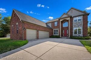 featured image of 699 Bay Pointe Dr