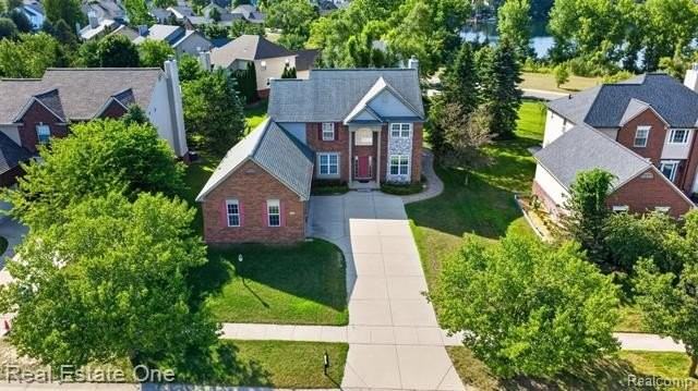 699 Bay Pointe Dr - Photo 2 of 49