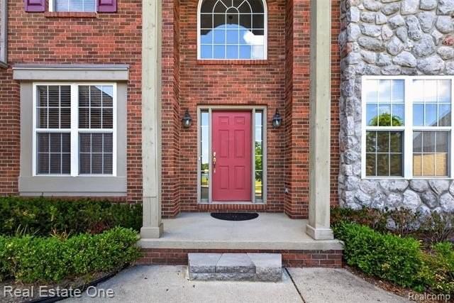 699 Bay Pointe Dr - Photo 3 of 49