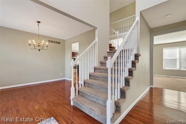 699 Bay Pointe Dr - Photo 4 of 49