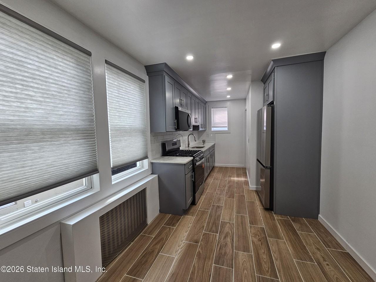 270 Saint John Ave - Photo 6 of 9