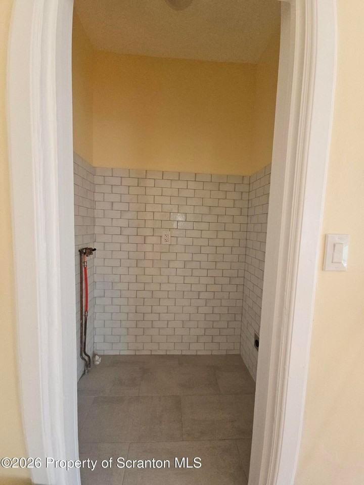 1327 Oram St - Photo 5 of 17
