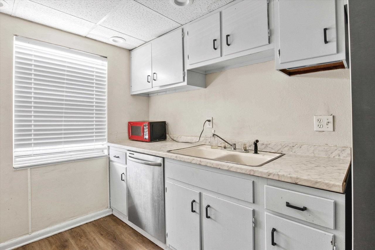 2325 W Pensacola St #121 - Photo 7 of 15