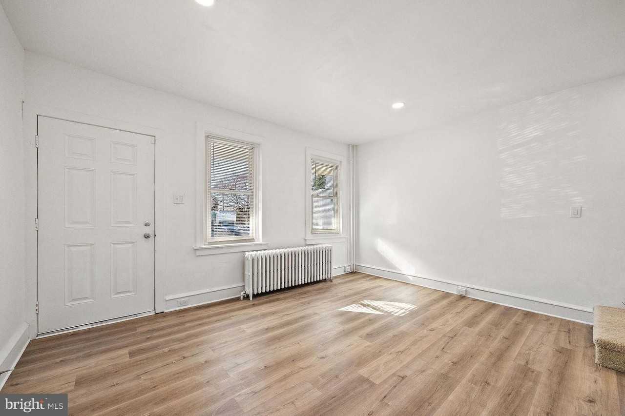 1715 W 8th St - Photo 3 of 17