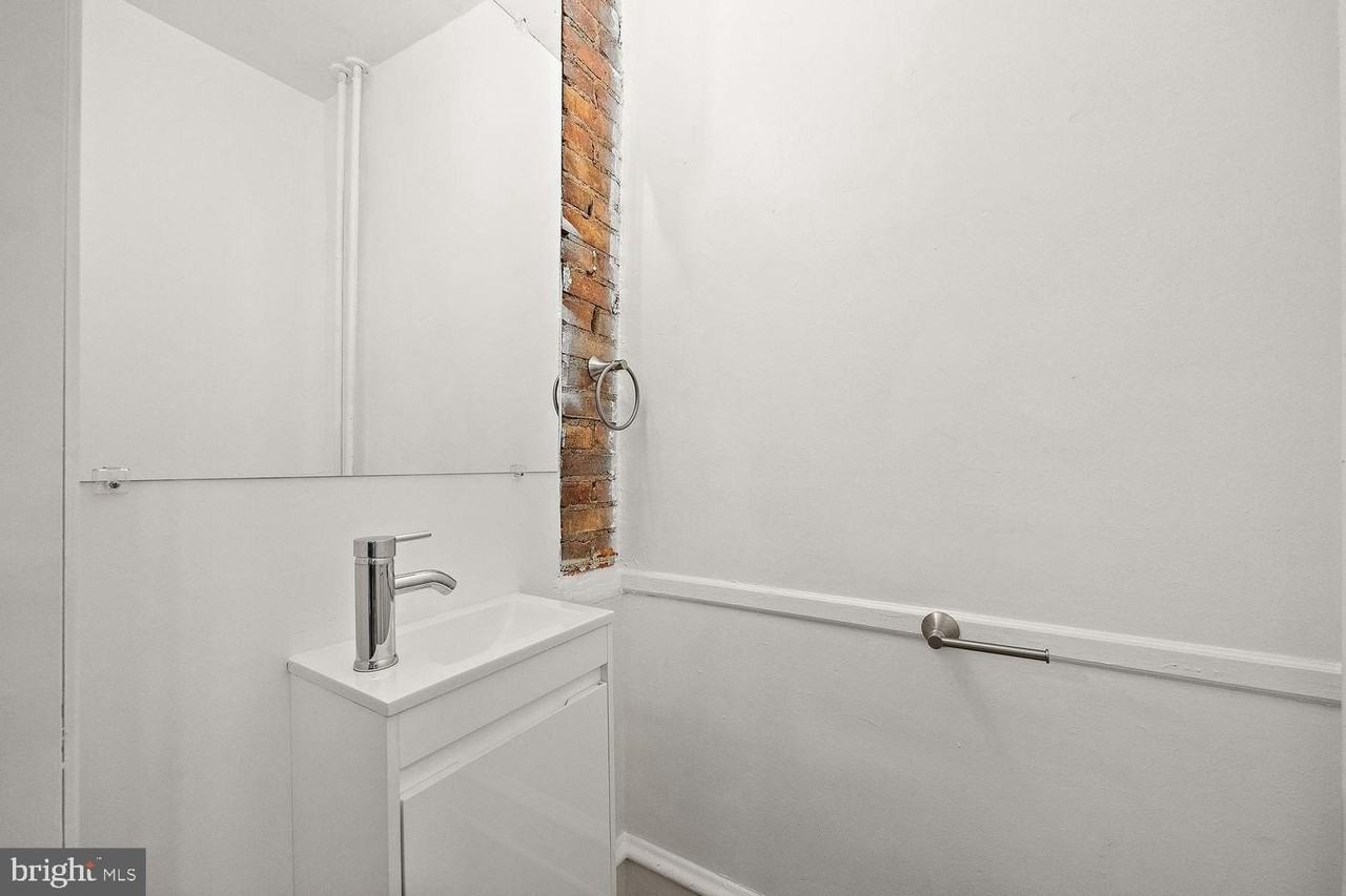 1715 W 8th St - Photo 6 of 17