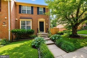 featured image of 10237 Green Holly Ter