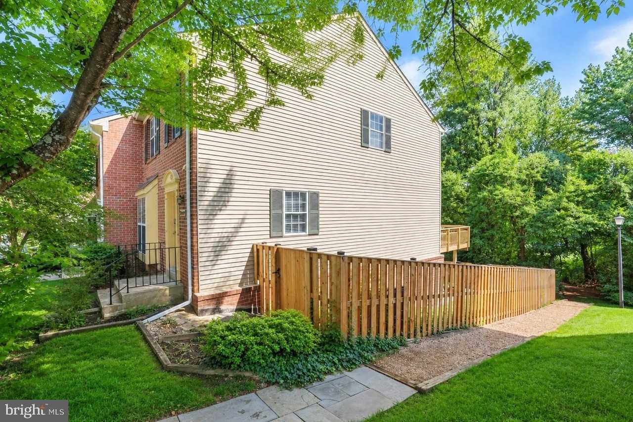 10237 Green Holly Ter - Photo 3 of 21