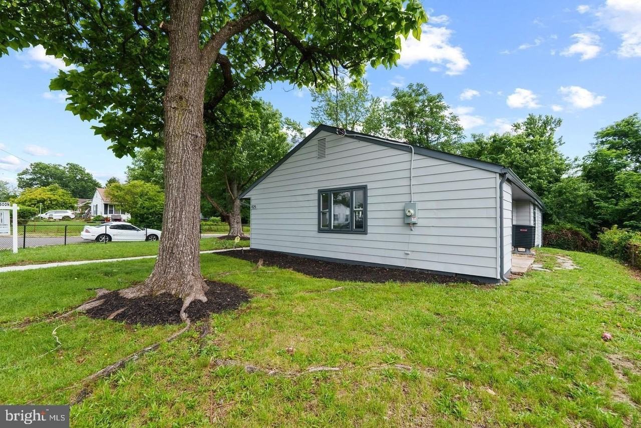 1125 Devonshire Dr - Photo 4 of 17
