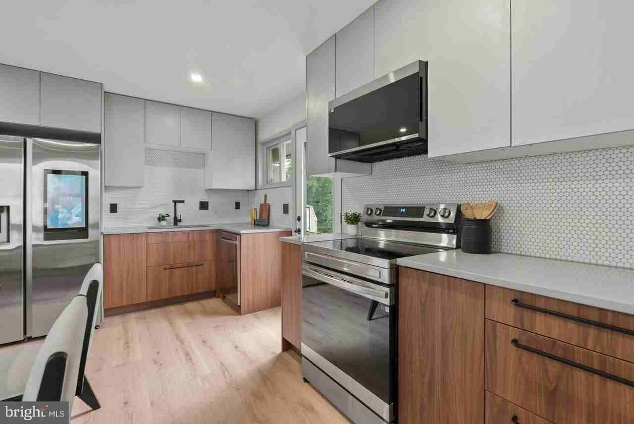 1125 Devonshire Dr - Photo 6 of 17