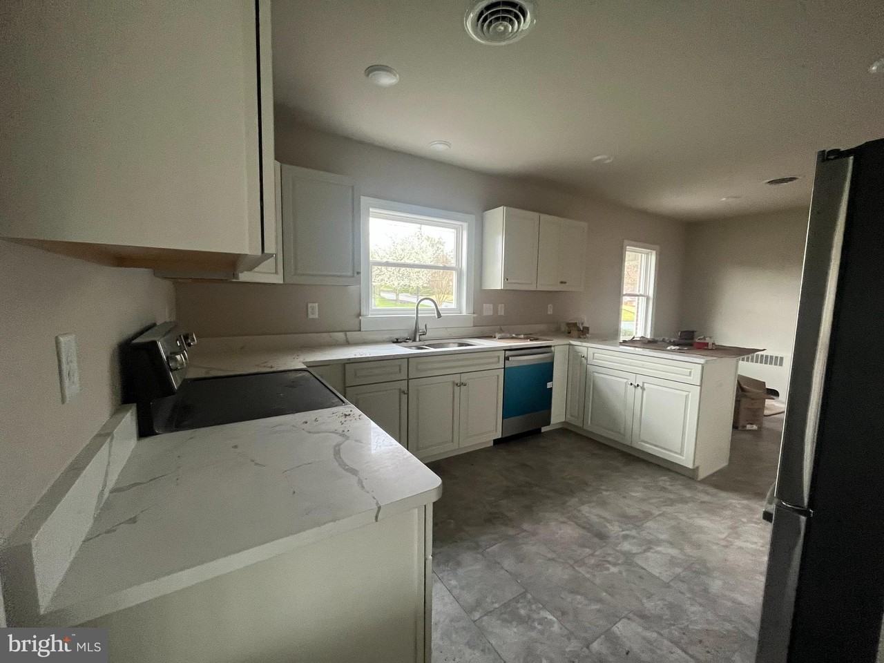 300 Harrison Ave - Photo 6 of 34