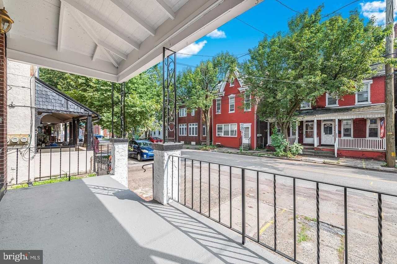 253 Beech St - Photo 2 of 11
