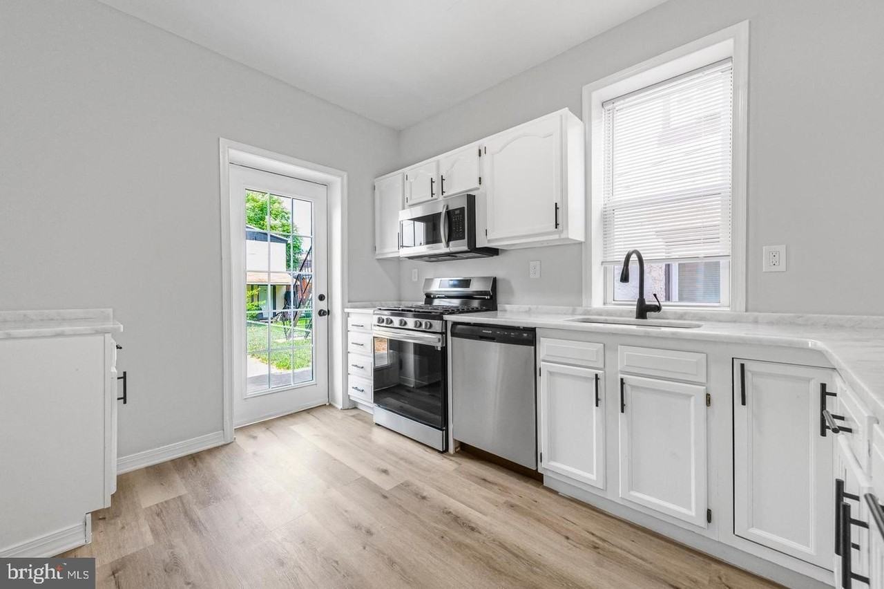 253 Beech St - Photo 3 of 11