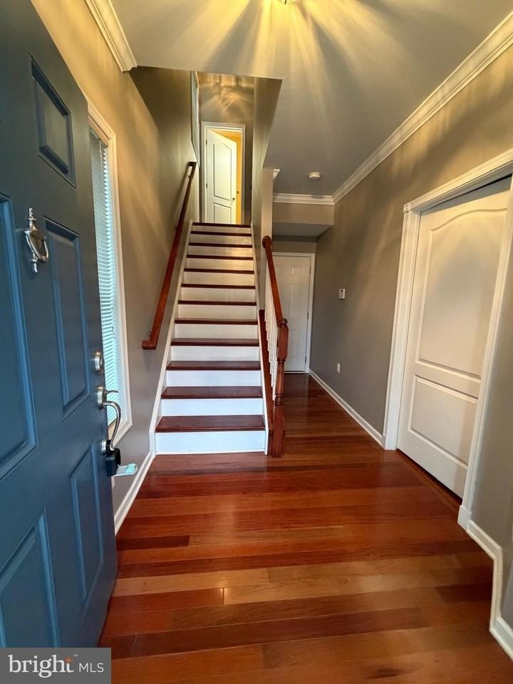23089 Weybridge Sq - Photo 2 of 22