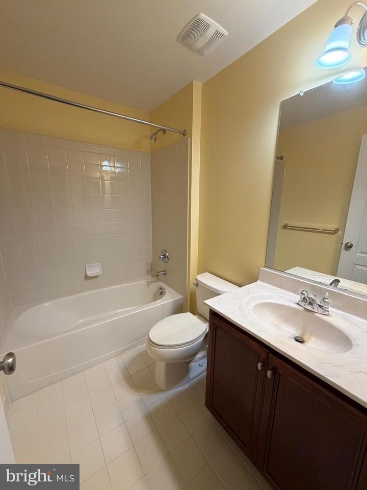 23089 Weybridge Sq - Photo 3 of 22