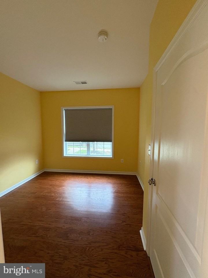 23089 Weybridge Sq - Photo 4 of 22