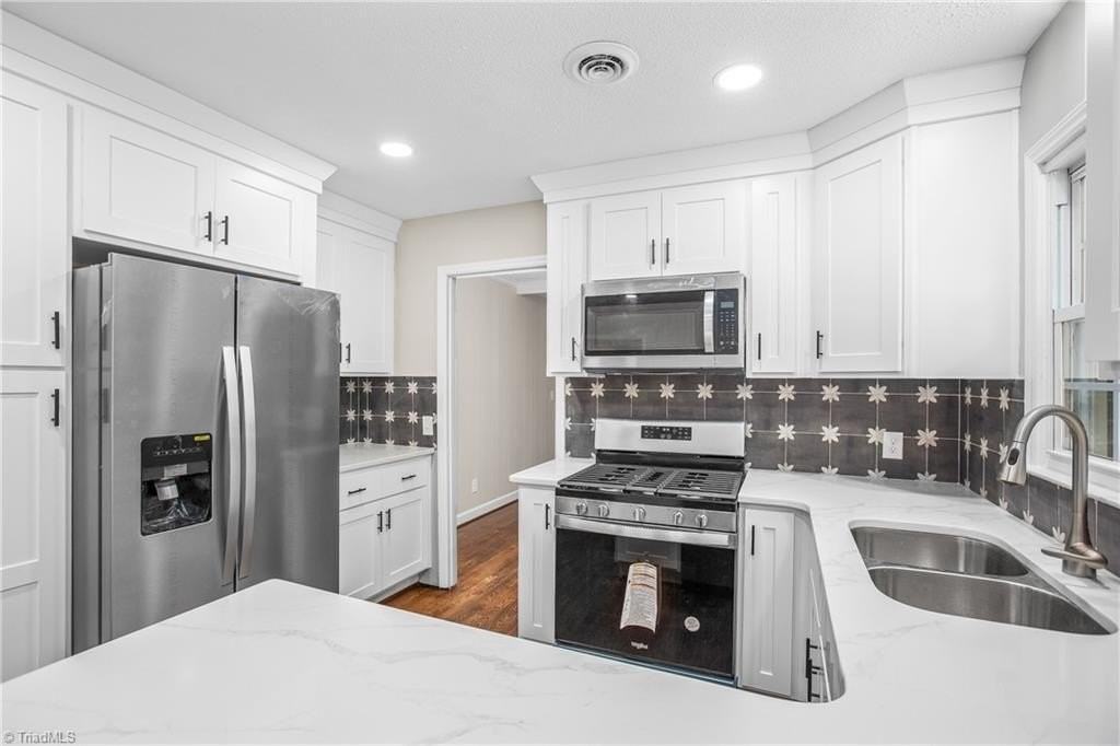 701 N Peace Haven Rd - Photo 3 of 41
