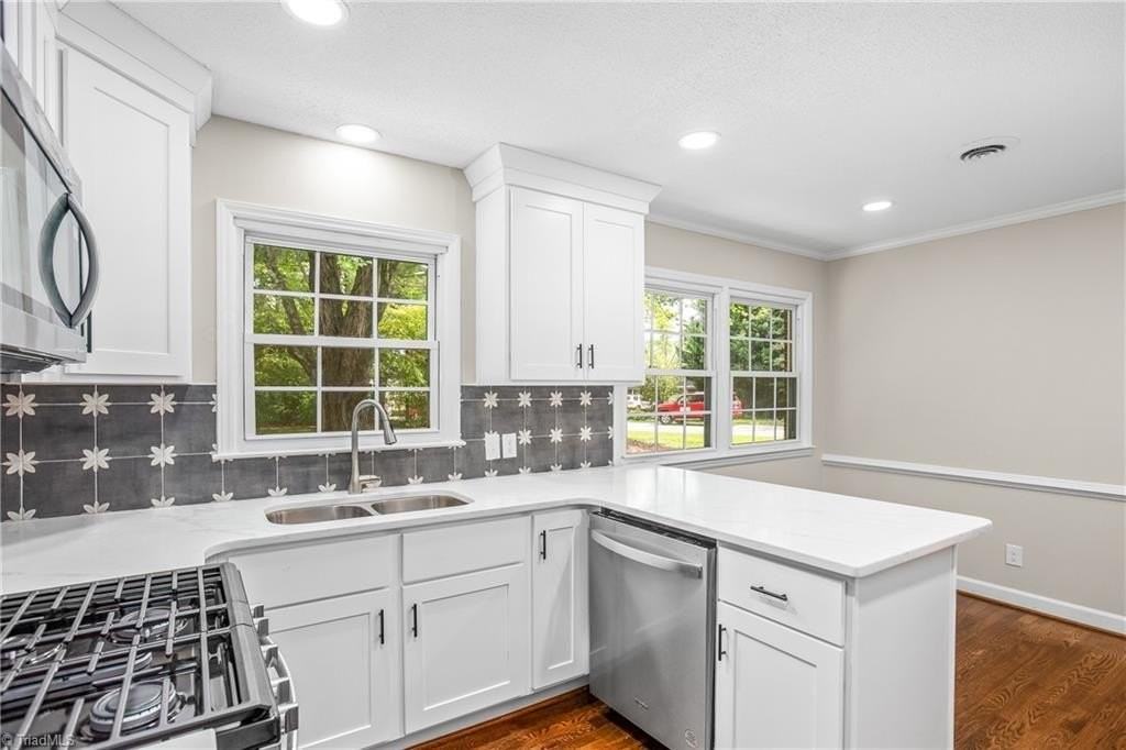 701 N Peace Haven Rd - Photo 4 of 41