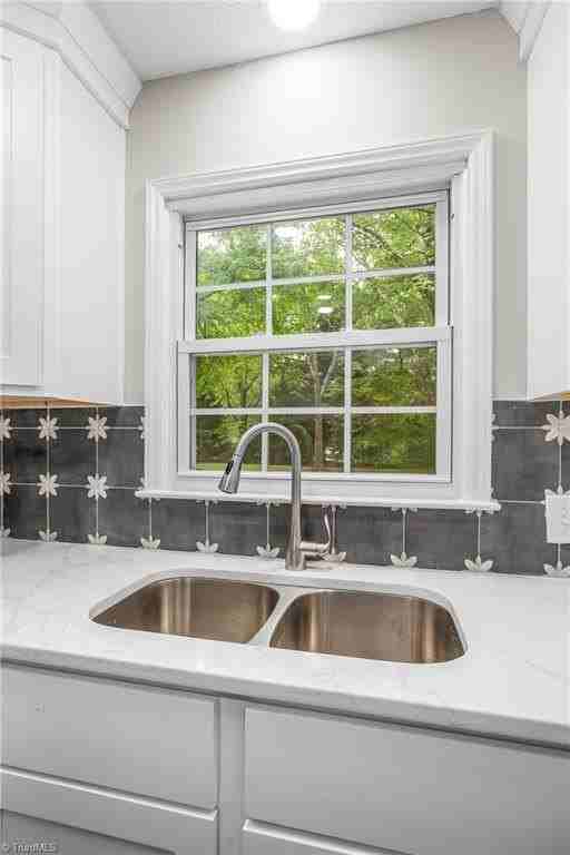 701 N Peace Haven Rd - Photo 5 of 41