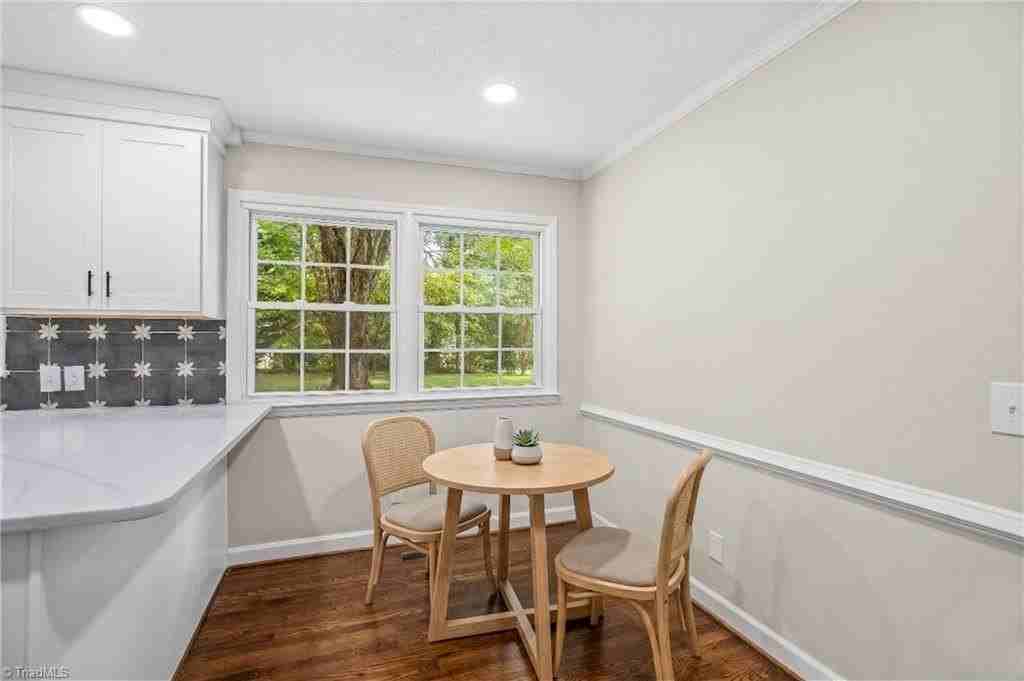 701 N Peace Haven Rd - Photo 7 of 41