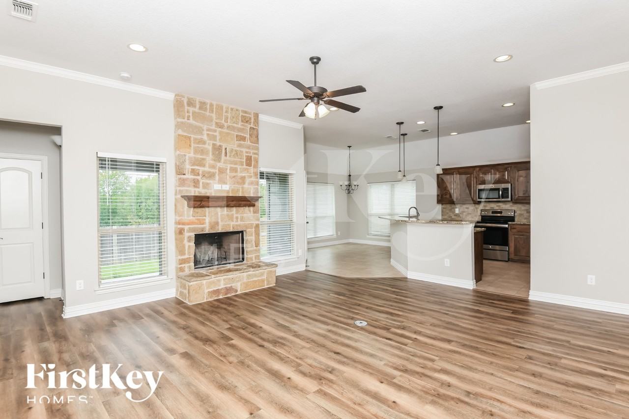 612 Zachary Dr - Photo 2 of 16