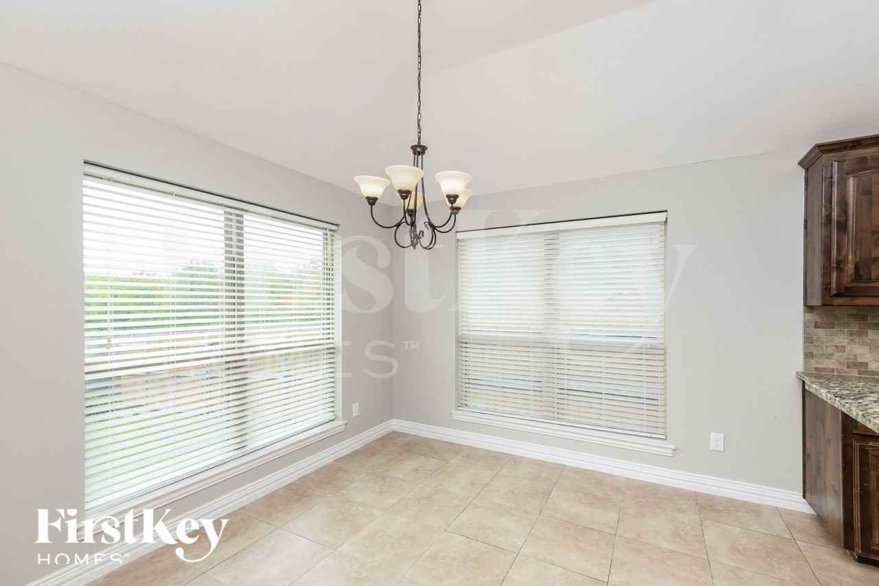 612 Zachary Dr - Photo 4 of 16