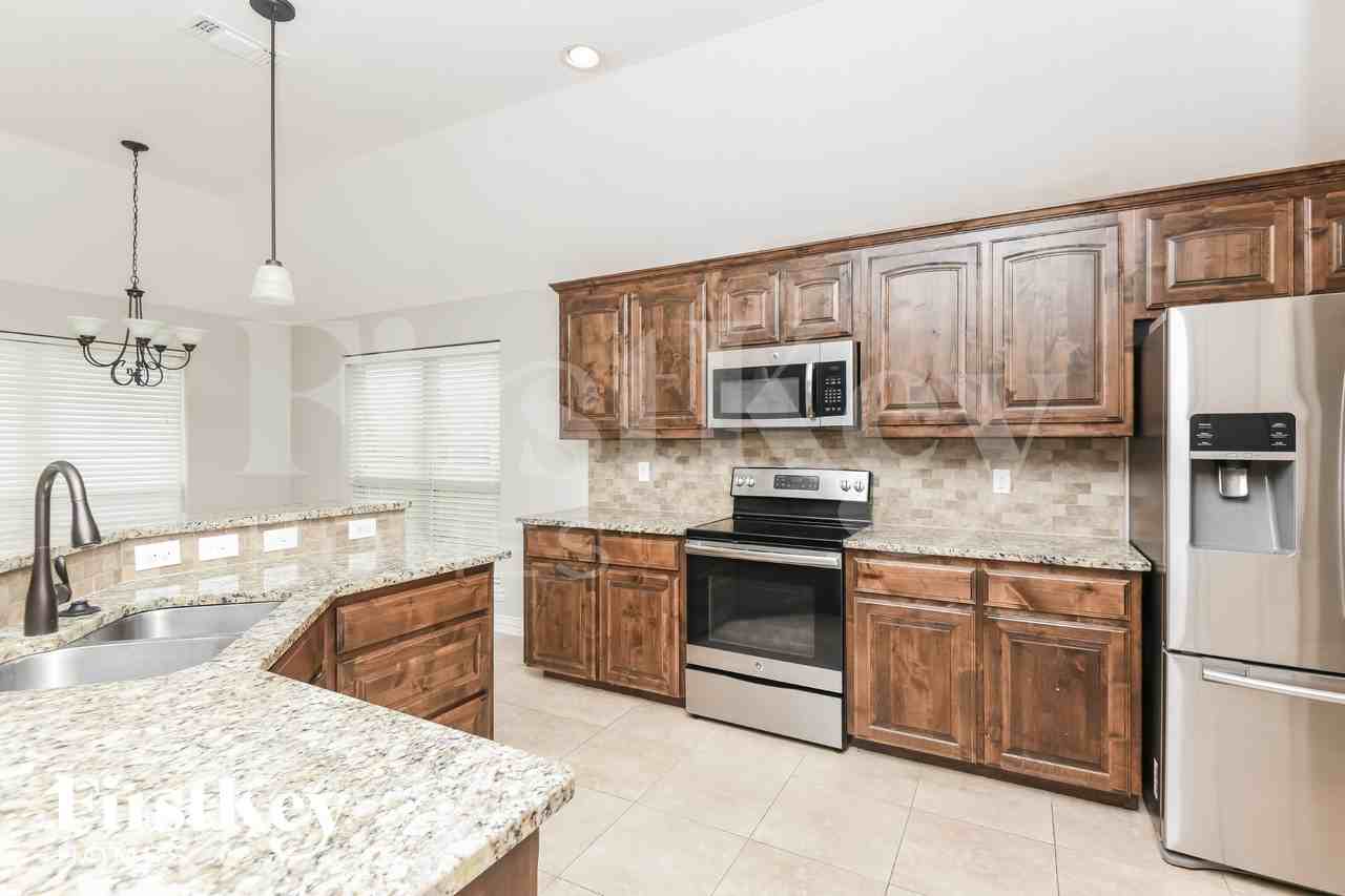 612 Zachary Dr - Photo 5 of 16
