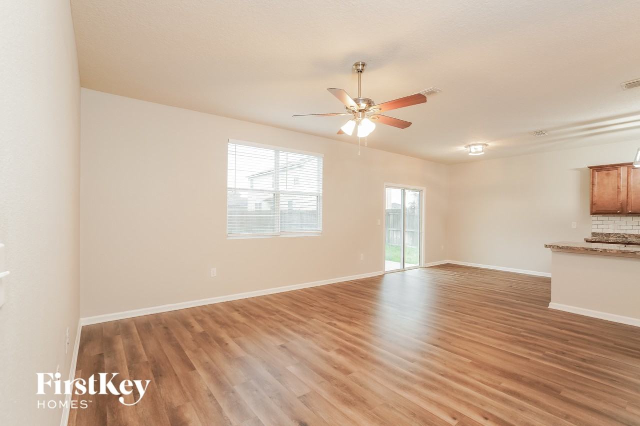 3526 Summit Oaks Dr - Photo 2 of 15