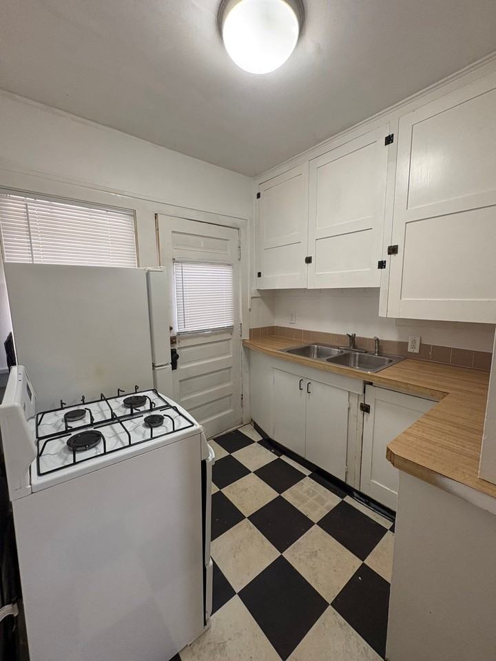 1137 44th St #2 - Photo 3 of 19
