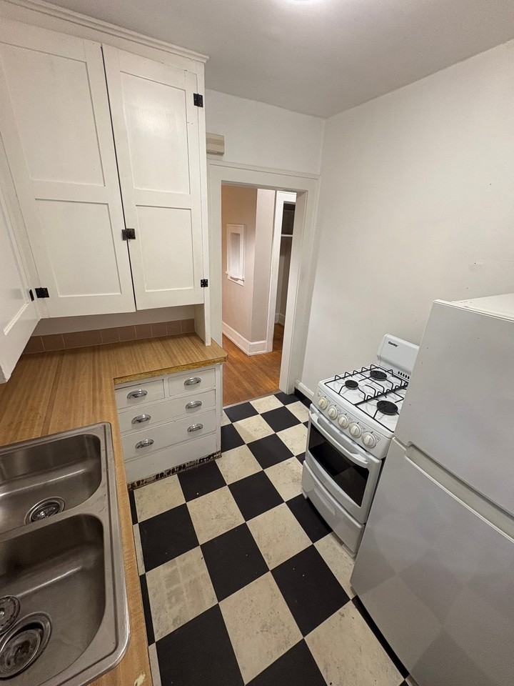 1137 44th St #2 - Photo 4 of 19