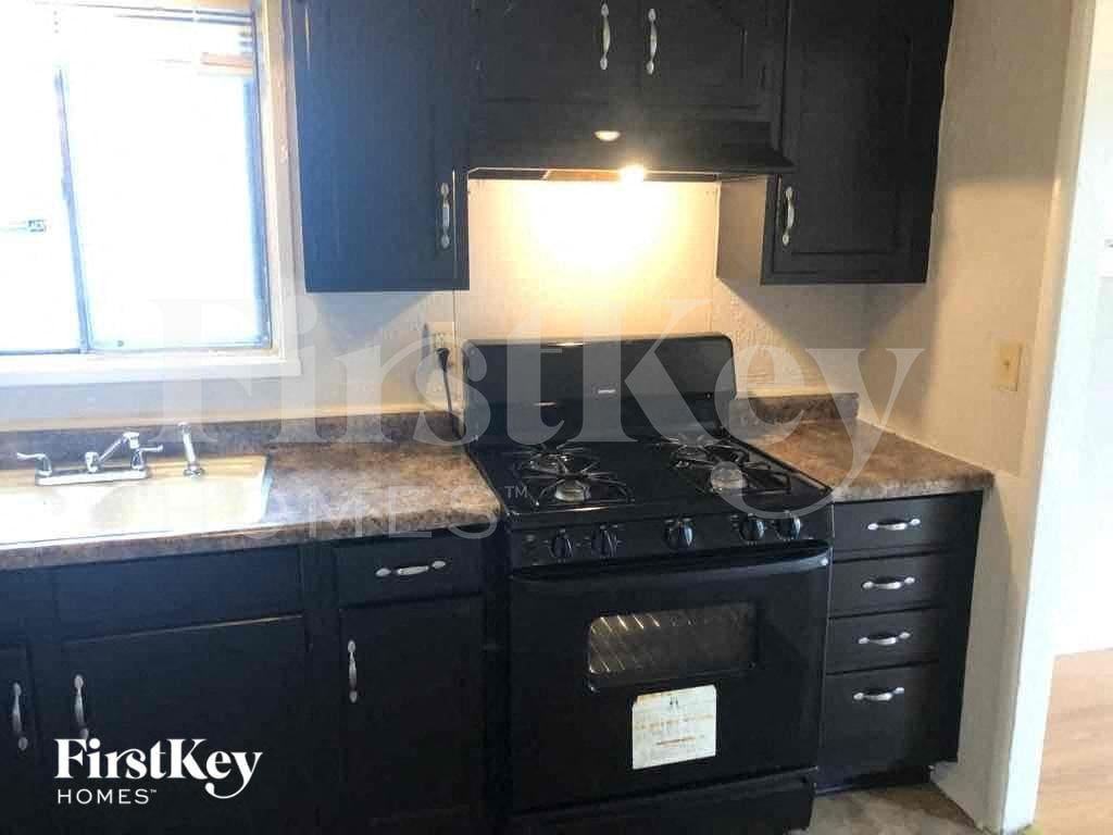 5050 Patricia St - Photo 4 of 12